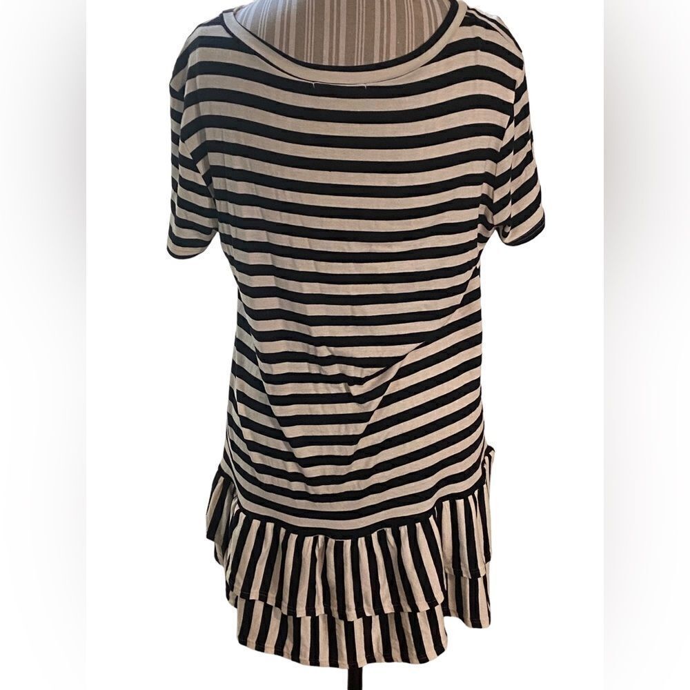 Vegetation size large short sleeved top ruffle accent excellent condition